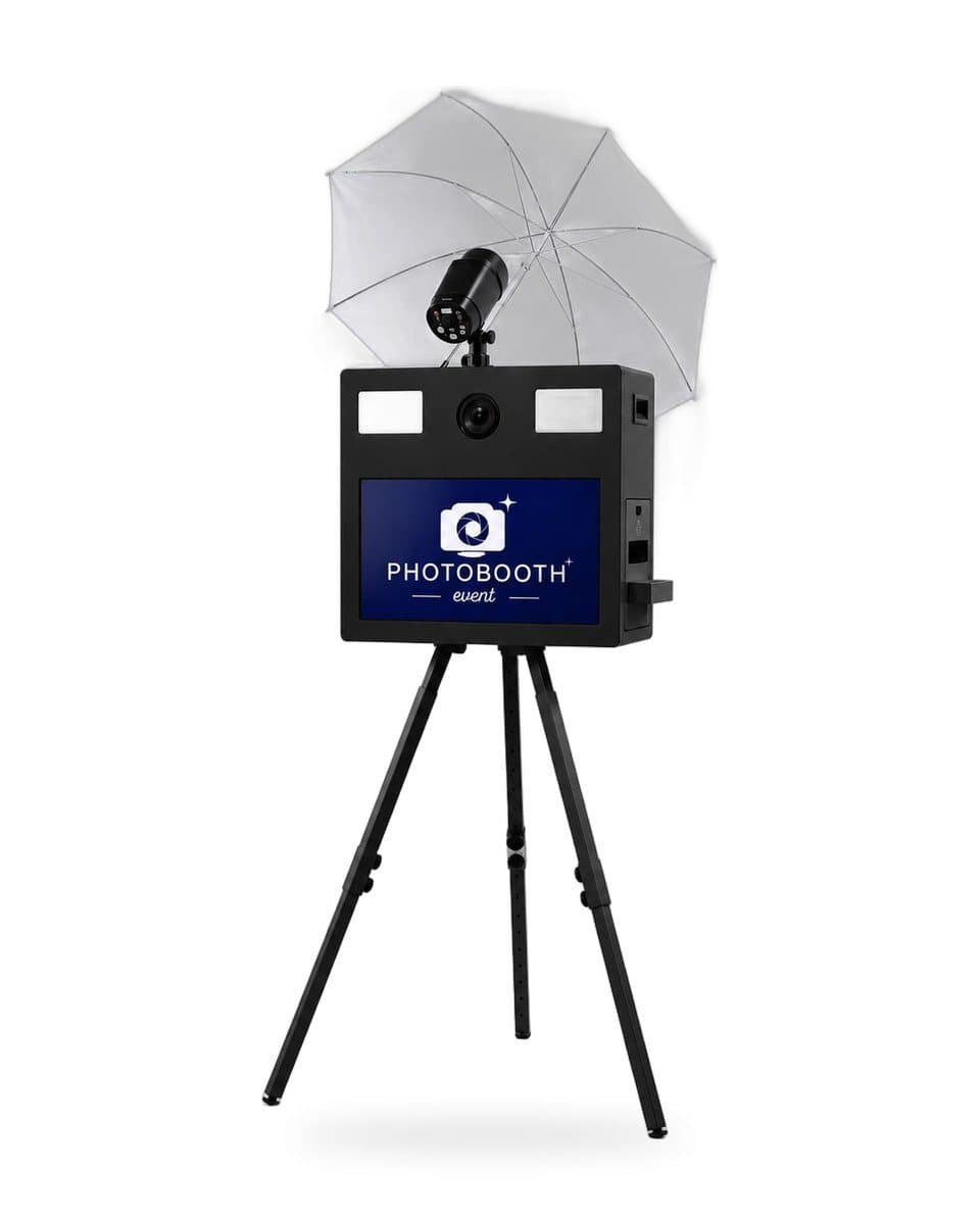Photobooth classique neuf en noir, au logo Photobooth Event, sur trépied noir, avec flash et parapluie (en option), sur fond blanc