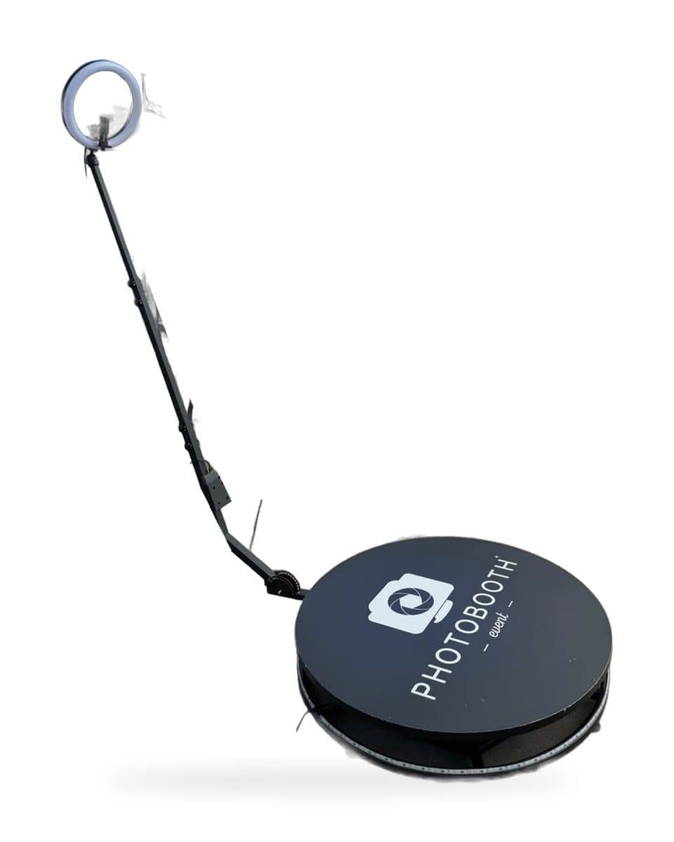 Vidéobooth 360° de Photobooth Event : plateforme tournante noire au logo et son bras articulé avec anneau lumineux, sur fond blanc
